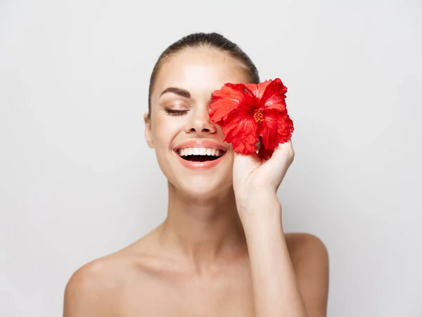 Mujer Sonriente Con Hombros Desnudos Sosteniendo Flor Cerca Cara Con —  Fotos de Stock