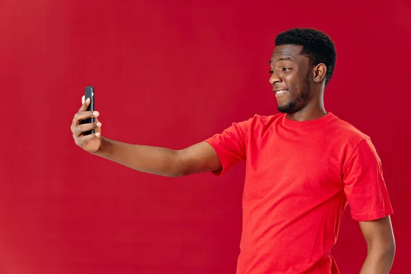 Homem Africano aparência com telefone em mãos tecnologia comunicação alegria — Fotografia de Stock