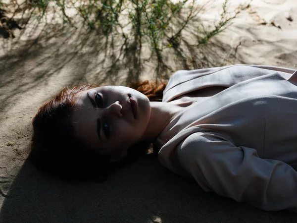Красивая Женщина Лежит Песке Улице — стоковое фото