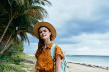 Sırt çantalı bir kadın yürüyüşçü tropik yerlere gider. Yüksek kalite fotoğraf