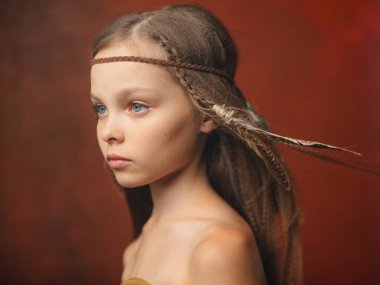 Kırmızı arka planda, tüylü bir Aborjinin kafasında süs olan kız vahşidir.