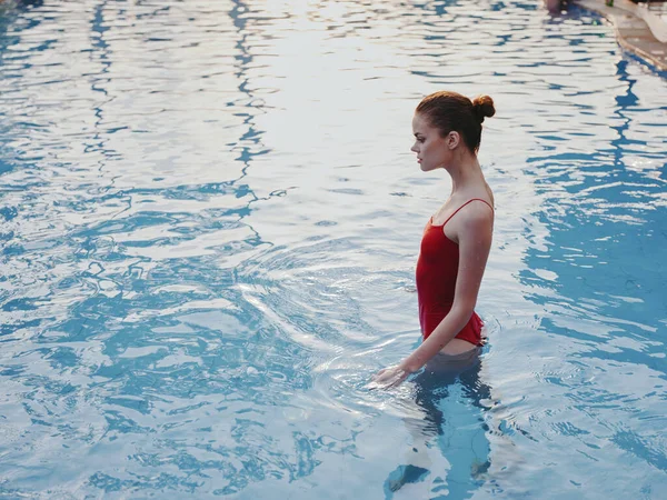 身着泳衣的游客站在游泳池边的清澈水中 高质量的照片 — 图库照片