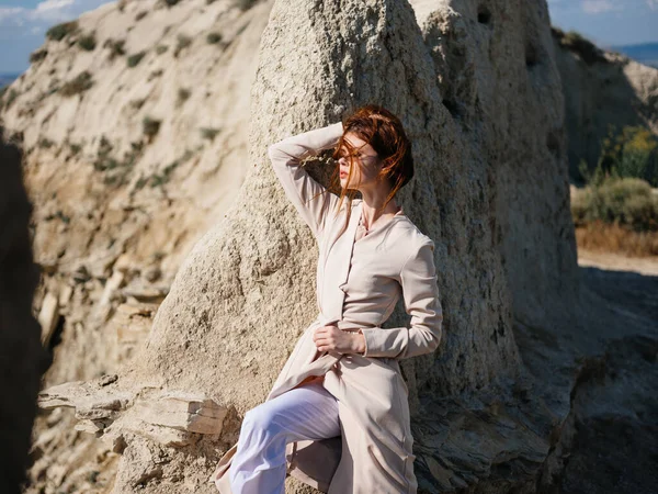 Mulher Roupas Leves Perto Pedra Grande — Fotografia de Stock