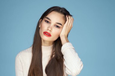 Güzel kadın kırmızı dudaklı beyaz ceketli çekici yakın plan mavi arka plan