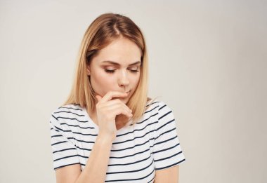 Bej arka planda sarı saçlı kadın portresi. Yakın plan kırpılmış manzara.