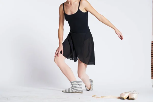 Ballerina ben i randiga strumpor och pointe skor dans ljus bakgrund modell — Stockfoto