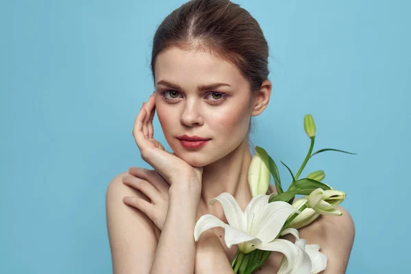 Hermosa Chica Con Ramo Flores Blancas Sobre Fondo Azul Recortado — Foto de Stock