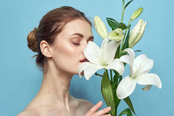 Piękna Dziewczyna Bukietem Białych Kwiatów Niebieskim Tle — Zdjęcie stockowe