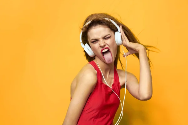 Mulher Alegre Fones Ouvido Fundo Amarelo Foto Alta Qualidade — Fotografia de Stock