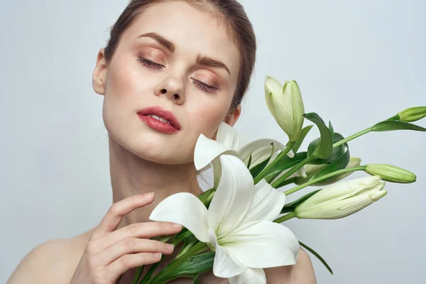 Mulher Com Flores Brancas Fundo Cinza — Fotografia de Stock