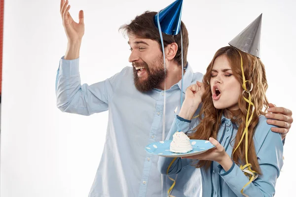Radosny mężczyzna i wesoły kobieta święto tort urodzinowy czapka impreza korporacyjna młodych ludzi — Zdjęcie stockowe