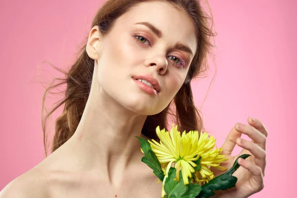 Piękna Kobieta Nagimi Ramionami Żółtym Kwiatem — Zdjęcie stockowe