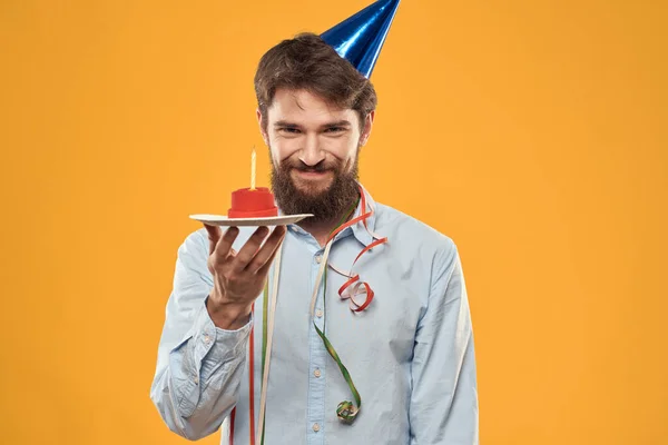 Hombre Alegre Con Pastel Sobre Fondo Amarillo Foto Alta Calidad — Foto de Stock