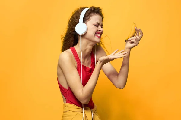 Mujer Emocional Con Auriculares Escuchando Música —  Fotos de Stock