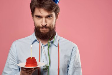 Pembe arka planda pastası olan ve fotokopi çekilen mutlu bir araba.