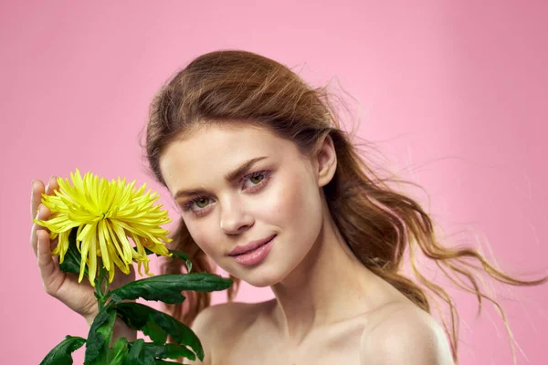 Vacker Kvinna Med Nakna Axlar Och Gul Blomma Handen — Stockfoto