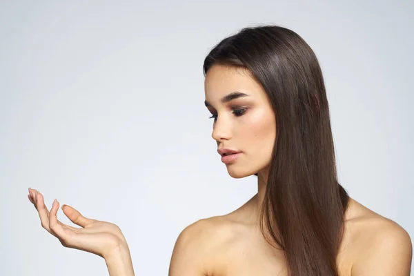 Frau mit langen Haaren entblößte Schultern saubere Haut Körperpflege Licht Hintergrund — Stockfoto