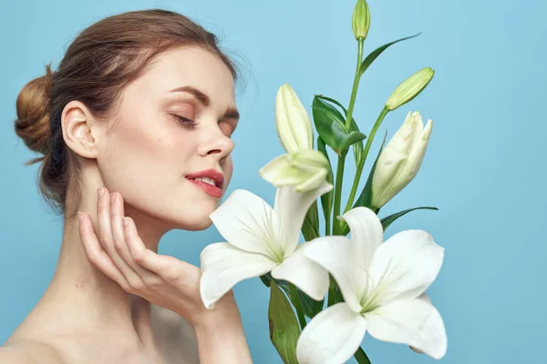 Mujer Joven Con Flores Posando — Foto de Stock