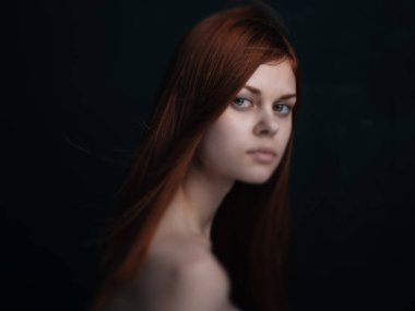  Siyah arka plan portresi üzerinde çıplak omuzlu bir kadın. Yüksek kalite fotoğraf