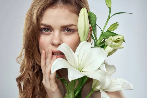 Érzelmes Virágokkal Pózol — Stock Fotó