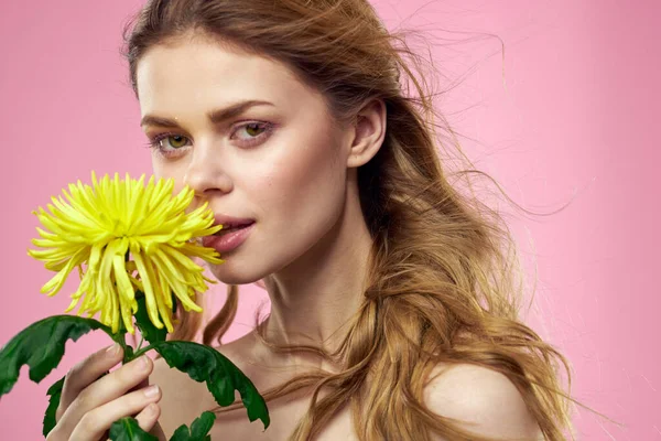 Portret Kobiety Żółtym Kwiatem Różowym Tle Makijaż Twarzy Wysokiej Jakości — Zdjęcie stockowe