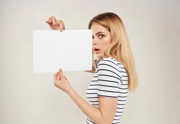 Mignon modèle blonde avec feuille blanche de papier dans les mains — Photo