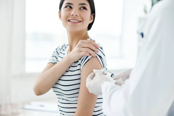 Uśmiechnięta kobieta w szpitalu produkująca szczepionkę przeciw koronawirusowi — Zdjęcie stockowe