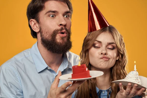 Födelsedag fest man och kvinna kul gul bakgrund mössa semester — Stockfoto