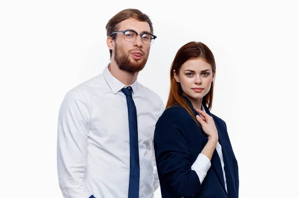 Hombres y mujeres de negocios en trajes están de pie al lado de la oficina financiera de comunicación — Foto de Stock