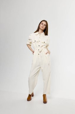 Hafif arka planda bir kadın model. Yüksek kalite fotoğraf