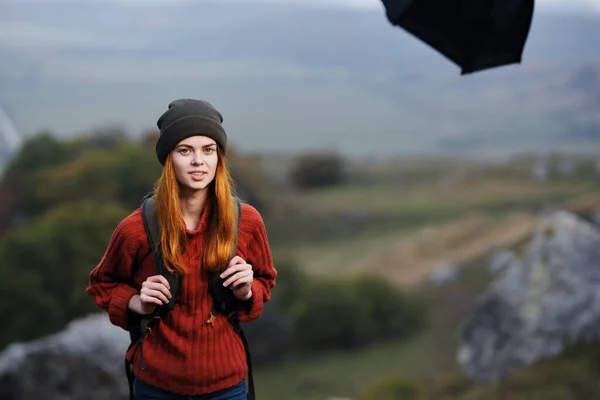 Veselá Žena Turistka Batohem Horách — Stock fotografie