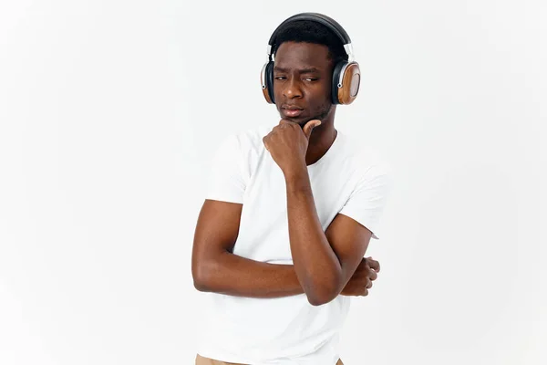 Africano hombre usando auriculares música emoción tecnología — Foto de Stock