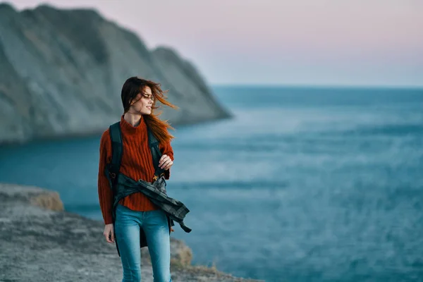 Woman Backpack Traveling Mountains — Stock Photo, Image