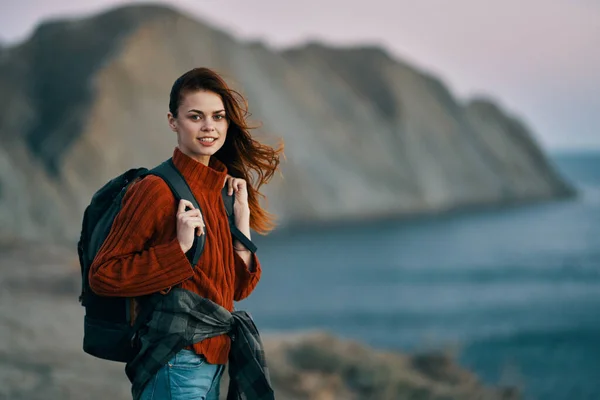 Retrato Una Hermosa Mujer Las Montañas Cerca Del Mar Una — Foto de Stock