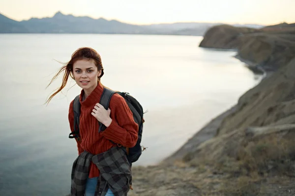 Frau Roten Pullover Draußen Den Bergen — Stockfoto