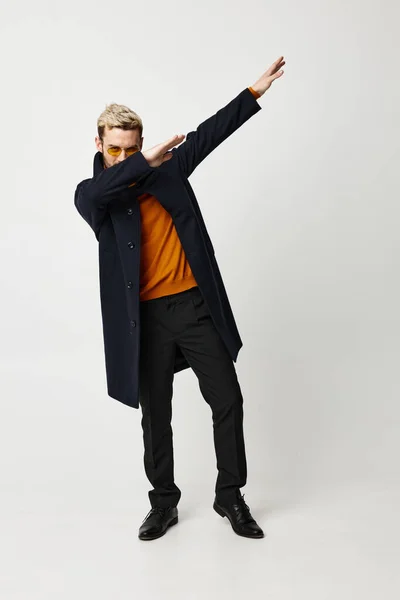 Hombre de moda en abrigo negro gesto con las manos de estilo moderno de longitud completa — Foto de Stock