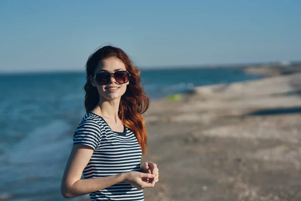 Podróżnik Okularach Przeciwsłonecznych Shirt Spoczywa Plaży Pobliżu Morza — Zdjęcie stockowe