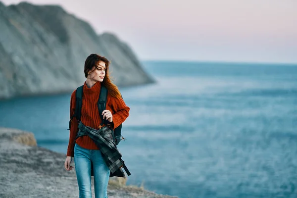 Femme Avec Sac Dos Voyageant Montagne — Photo