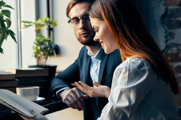 Colleghi di lavoro comunicazione finanziario stile di vita colazione finanza — Foto Stock