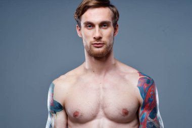 Sporcu kaslarını geliştirdi, dövmelerini yaptırdı vücut geliştirici fitness mezurası sporunu ölçtü.