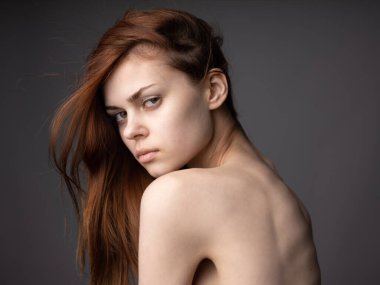 Gri arka planda poz veren bir model. Yüksek kalite fotoğraf