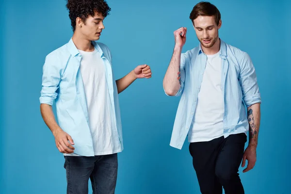 Due uomini su uno sfondo blu gesticolando con le loro mani team amicizia comunicazione — Foto Stock