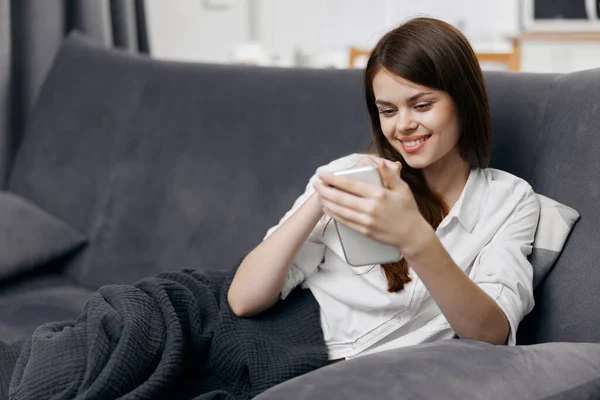 Mulher Sofá Com Telefone Celular Nas Mãos — Fotografia de Stock