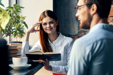 İş adamı ve kadın kafe işi yaşam tarzında sohbet ediyorlar.