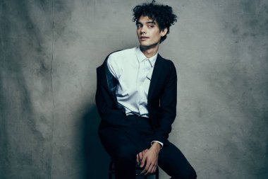 Yakışıklı, kendine güvenen, resmi stüdyo.