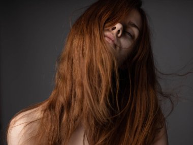 Gri arka planda güzel bir kadının portresi