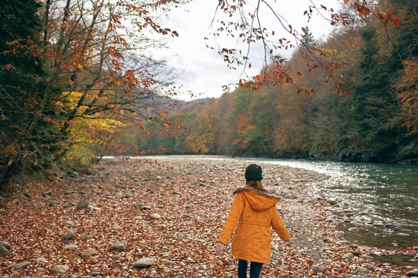 Vrouw Een Geel Jasje Bij Rivier Bergen — Stockfoto