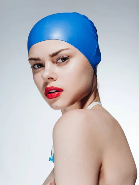 一个戴着蓝色泳帽 赤身裸体的漂亮女人的侧视图 高质量的照片 — 图库照片