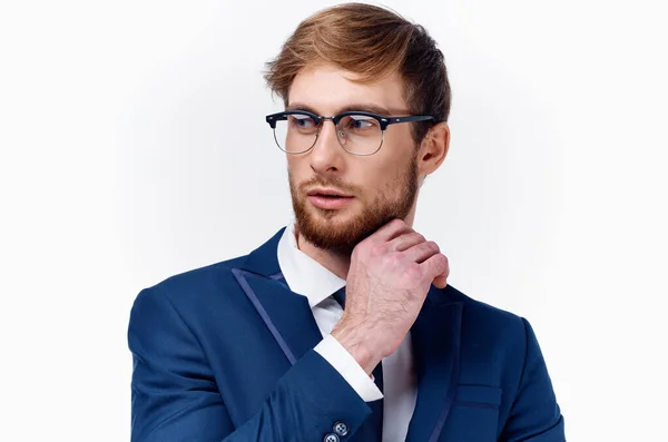 Obchodní muž v bílé košili narovnává své sako a husté vousy model světlé pozadí — Stock fotografie