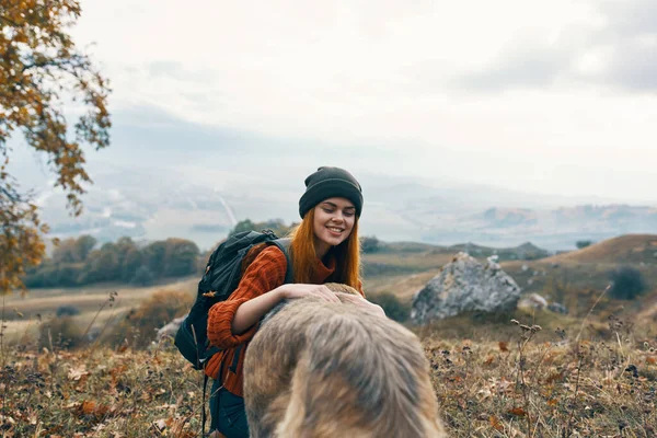 Mujer Excursionista Naturaleza Lado Del Perro —  Fotos de Stock